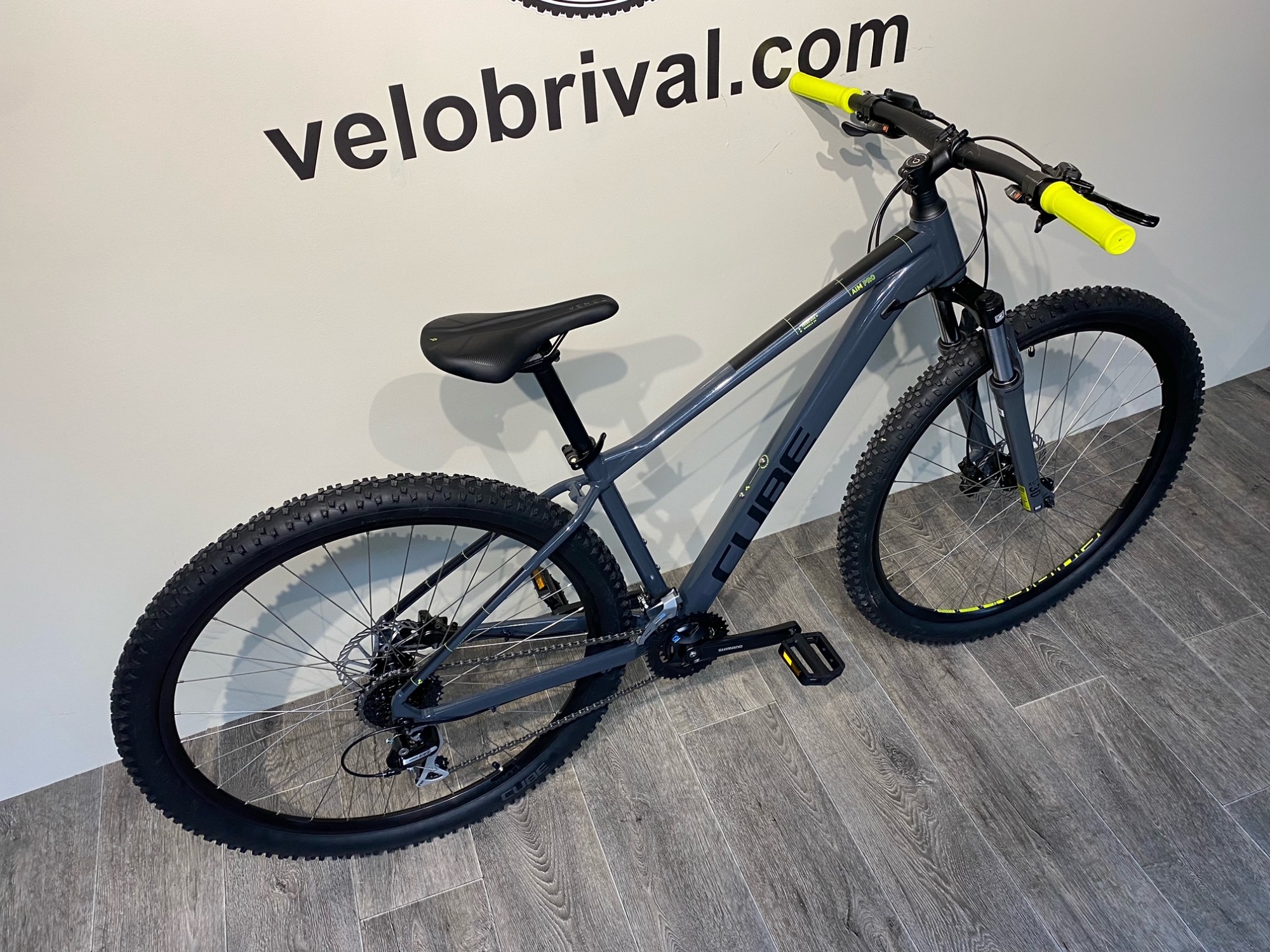 VTT 29 Cube Aim Pro Gris/Jaune 2023 (601300) - Barracuda - Spécialiste du  Vélo et du VTT électrique