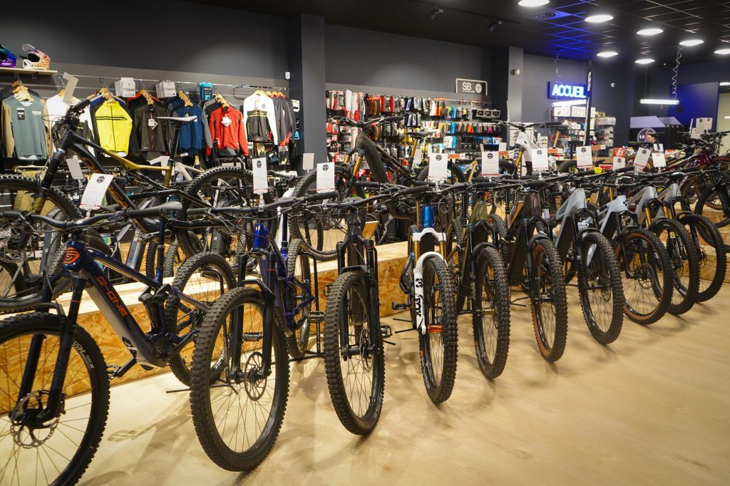 vtt electrique rayonnage dans le magasin velobrival